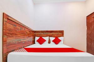 Een bed of bedden in een kamer bij Flagship Hotel Max Near Samaypur Badli Metro Station