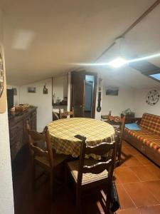 Appartamento di montagna في مورجيكس: غرفة مع طاولة وغرفة نوم مع سرير