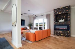 TV a/nebo společenská místnost v ubytování Lakeview House - Hot Tub - Firepit - Stunning Views - Spacious Deck - Cozy Living Room - Bar