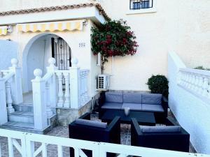 porche con sofá frente a un edificio en Villa Dulce, en Gran Alacant