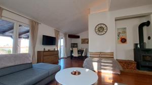 een woonkamer met een bank en een tafel bij Villa Anemona in Fažana