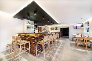 um restaurante com um bar com um monte de cadeiras em LAGUNA Hotel & Restaurant em Přimda