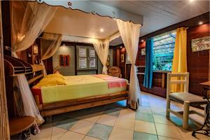 Postel nebo postele na pokoji v ubytování Jaden Kreyol - Gîte rural central 4 à 8 pers avec spa