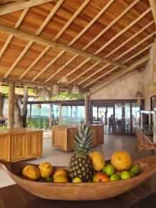 un cesto di frutta su un tavolo in cucina di Aquarela Praia Hotel a Arraial d'Ajuda