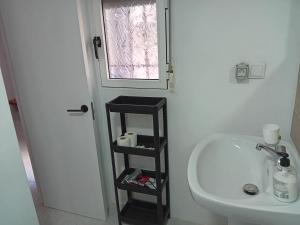 baño con lavabo y aseo y ventana en Casa Cris Cazorla Oldtown II en Cazorla