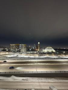 Aussicht auf einen Parkplatz in der Nacht in der Unterkunft Аппартаменты с гостиничным обслуживанием на набережной in Kirovo