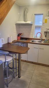 cocina con mesa de madera y fregadero en Apartamento Estocolmo III, en Valdivia