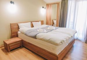 una camera da letto con un letto grande con due asciugamani sopra di MaRKoS flat in Bakuriani Inn a Bakuriani