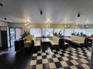 ein Restaurant mit Sofas und Tischen in der Lobby in der Unterkunft Амстердам in Chmelnyzkyj