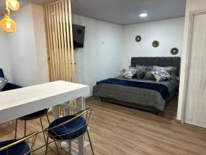 A bed or beds in a room at Hotel a resting place 1 AEROPUERTO