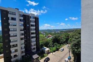 um edifício de apartamentos com vista para um parque de estacionamento em Apartamento moderno em excelente localização em Bento Gonçalves
