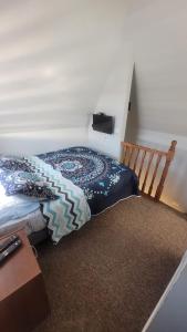 1 dormitorio con 1 cama en una habitación con mesa en Apartamento Estocolmo III, en Valdivia