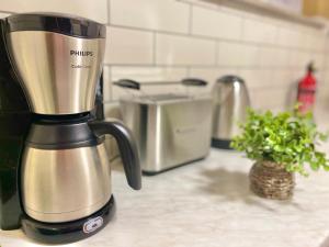 a blender sitting on a kitchen counter next to a toaster at Terracotta Apartment - Zentral, Parken, Netflix, Kontaktloses Einchecken, Kingsize-Bett in Wuppertal