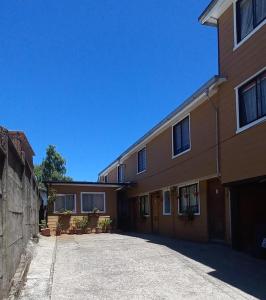 une allée vide devant un bâtiment dans l'établissement Apartamentos Cadiz -Valdivia, à Valdivia