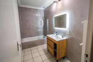 La salle de bains est pourvue d'un lavabo et d'une douche. dans l'établissement Charmant appartement au cœur de Saint-peray, à Saint-Péray
