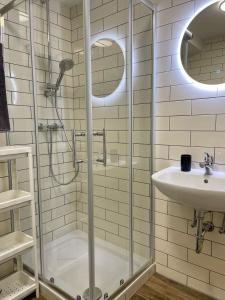y baño con ducha y lavamanos. en Terracotta Apartment - Zentral, Parken, Netflix, Kontaktloses Einchecken, Kingsize-Bett en Wuppertal