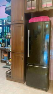 龍運的住宿－AF HOMESTAY，橱柜旁厨房里的黑色冰箱