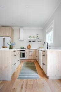 Kuchyň nebo kuchyňský kout v ubytování Lakeview House - Hot Tub - Firepit - Stunning Views - Spacious Deck - Cozy Living Room - Bar + 43 fotografií