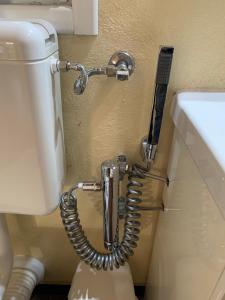 um telefone está ligado a um WC na casa de banho em Monolocali del Montecontessa by SMART-HOME 