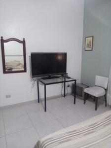 een televisie op een tafel in een kamer bij DAS THOMY II in Cordoba