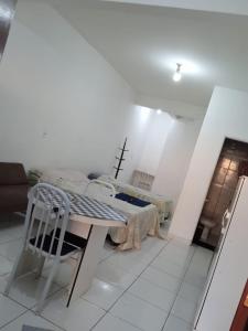 ein Wohnzimmer mit einem Tisch und einem Sofa in der Unterkunft Flat Itavuvu in Sorocaba