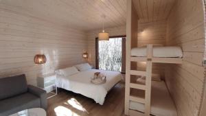 Postel nebo postele na pokoji v ubytování Cabanas das Chousas