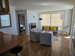 a living room with a couch and a table at Espectacular Bahía Bonita depto 22 in Concón