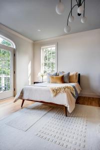 ein Schlafzimmer mit einem großen Bett mit einem Teppich in der Unterkunft Luxury Lake Oasis ~ Hot Tub ~ Stunning Views ~ Bar in Greenwood Lake