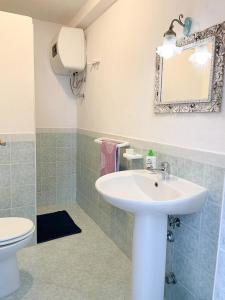 A bathroom at Villa Pomelia, Villa nel corso di Santa Marina Salina a 50 mt dal mare