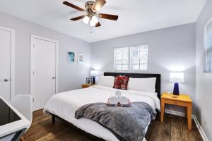 1 dormitorio con 1 cama y ventilador de techo en SATX - A Birdy Vacation Rental, en San Antonio