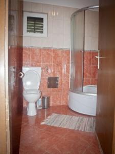 Koupelna v ubytování Apartment Deni + 24 fotografií