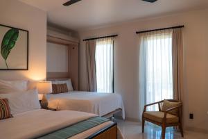 Postel nebo postele na pokoji v ubytování Flamboyan Hotel & Residences