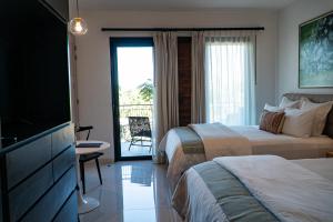 Postel nebo postele na pokoji v ubytování Flamboyan Hotel & Residences