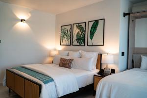 Postel nebo postele na pokoji v ubytování Flamboyan Hotel & Residences