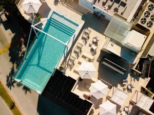 Bazén v ubytování Flamboyan Hotel & Residences nebo v jeho okolí
