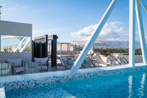 Bazén v ubytování Flamboyan Hotel & Residences nebo v jeho okolí