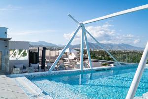 Bazén v ubytování Flamboyan Hotel & Residences nebo v jeho okolí
