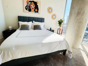 Una cama o camas en una habitación de Indulge in Luxury Living 2 Bedroom Gem in the Heart of Austin with Pool, Gym, and Breathtaking Views