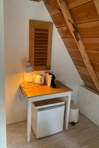 - une petite table blanche avec une bouilloire dans l'établissement Zilverzoen Slapen, à Elburg