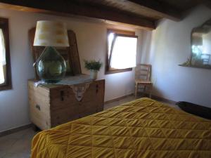 アドリアにあるB&B La Zanzaraのベッドルーム1室(ベッド1台、胸に花瓶1本付)