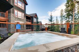 una vasca idromassaggio su un patio recintato di BlueSky Breckenridge a Breckenridge 1 altra foto
