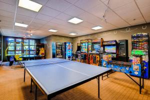 una mesa de ping pong en una sala con juegos recreativos en BlueSky Breckenridge en Breckenridge