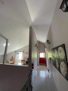 um corredor de uma casa com uma sala de estar em Marissa Guest House em San Ignacio