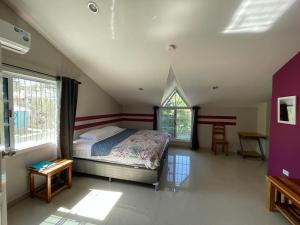 um quarto com uma cama, uma janela e uma mesa em Marissa Guest House em San Ignacio