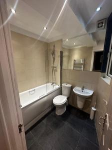 ein Badezimmer mit einem WC, einer Badewanne und einem Waschbecken in der Unterkunft Doric apartment in London