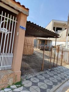 a fence in front of a house at Sobrado charmoso em localização central! in Sorocaba