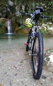 uma bicicleta estacionada em frente a uma cascata em B&B Candalla em Camaiore