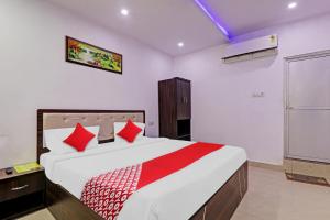 Łóżko lub łóżka w pokoju w obiekcie Collection O Hotel Prime A-One Inn Near Chaudhary Charan Singh International Airport