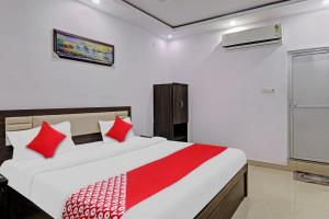 Collection O Hotel Prime A-One Inn Near Chaudhary Charan Singh International Airport房間的床