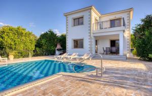 una imagen de una villa con piscina en Villa Kambos Dio, en Polis Chrysochous